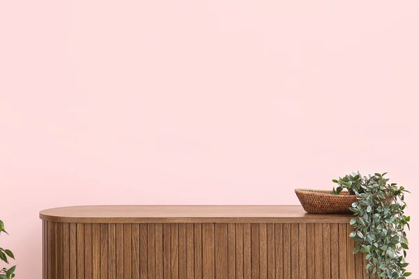 Современный Комод Комодом Рядом Розовой Стеной Комнате — стоковое фото
