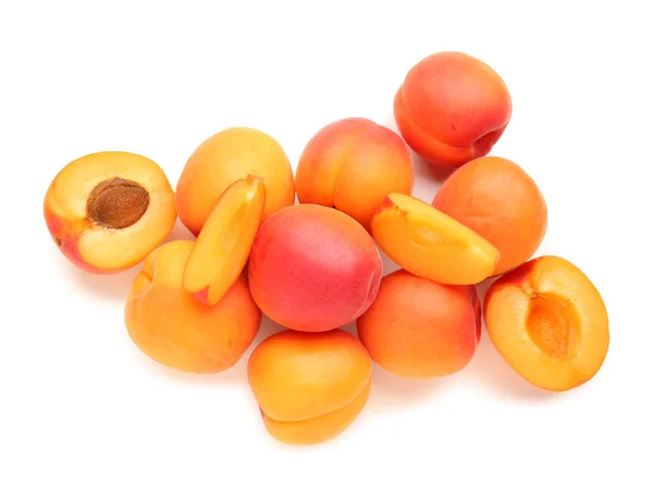 Högen Mogna Aprikoser Isolerad Vit Bakgrund — Stockfoto