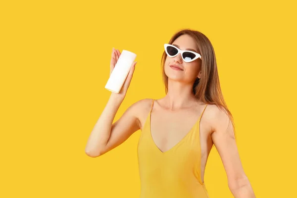 Junge Frau Mit Sonnencreme Auf Gelbem Hintergrund — Stockfoto