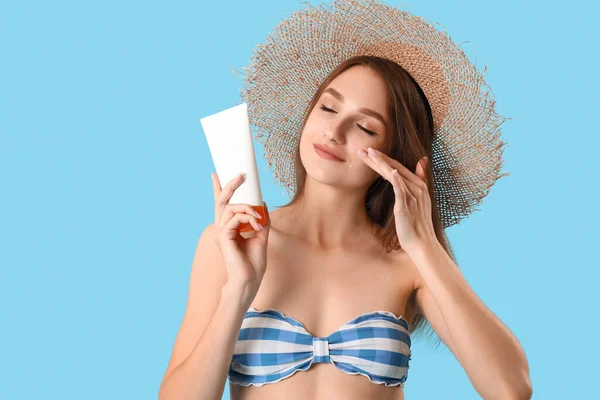 Young Woman Sunscreen Cream Blue Background — Stock Photo, Image
