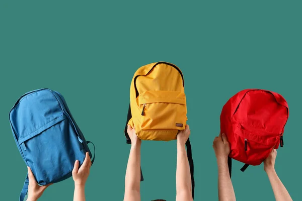 Persone Con Schoolbag Sfondo Verde — Foto Stock
