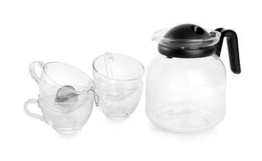 Çaydanlık, fincan ve aşılayıcı beyaz arkaplanda izole edildi