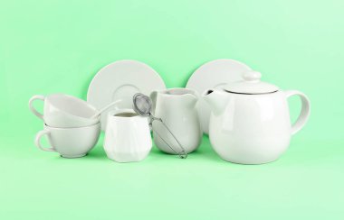 Yeşil arkaplanda şık çay seti