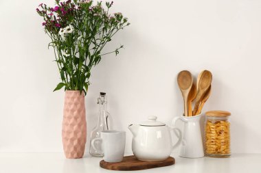 Güzel çay takımlı kompozisyon ve beyaz masada farklı öğeler