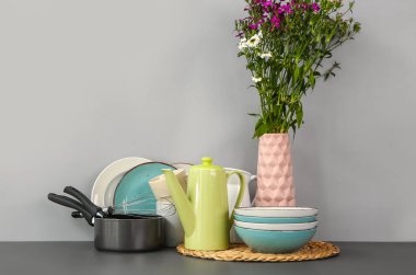 Çaydanlıklı kompozisyon ve siyah masada farklı mutfak malzemeleri.