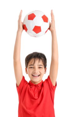 Beyaz arka planda futbol topu olan küçük çocuk.