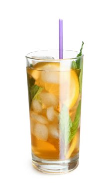 cam buz çay limon ve beyaz zemin üzerine nane