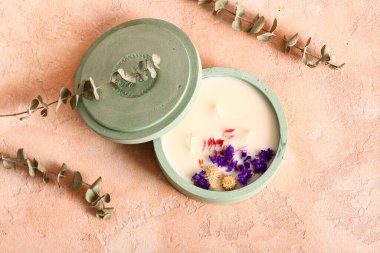 Mum ve okaliptüslü tutucu pembe arka planda