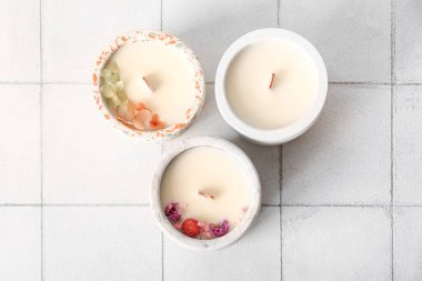 Beyaz karo arka planda mumları olan tutucular