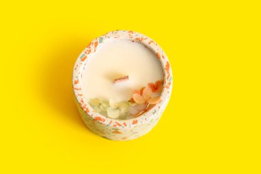 Sarı arka planda mumu olan tutucu