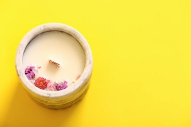 Sarı arka planda mumu olan tutucu