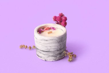 Mumlu tutucu ve leylak arkaplanda çiçekler