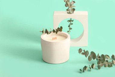 Mum ve turkuaz arka planda dekoratif podyum tutucusu