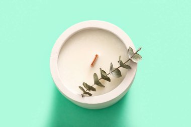 Mum tutucu ve turkuaz arka planda okaliptüs