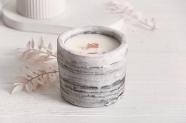 Beyaz ahşap arka planda mumu olan tutucu