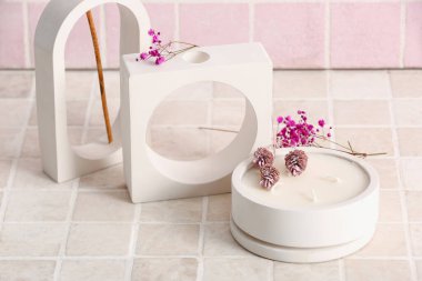 Mum ve bej kaplamalı dekoratif podyumlu tutucu