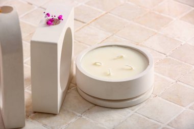 Mum ve bej kaplamalı dekoratif podyumlu tutucu