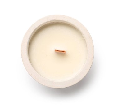 Beyaz arkaplanda mumu olan tutucu