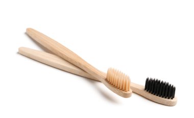 Beyaz arkaplanda farklı bambu diş fırçaları