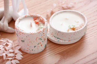 Ahşap arka planda mumları ve dekorasyonu olan tutucular, yakın plan