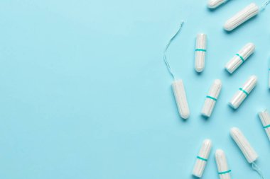 Mavi arka planda adet tamponları