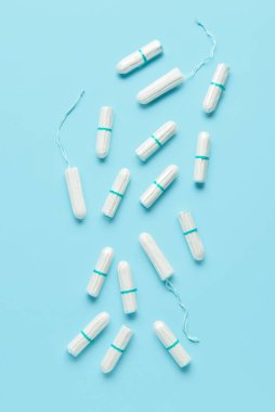 Mavi arka planda adet tamponları