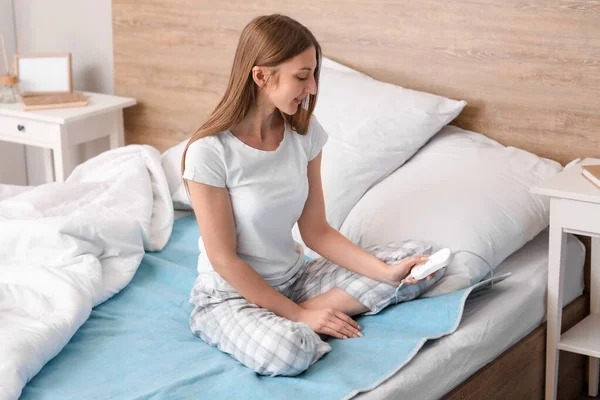 Young Woman Sitting Electric Heating Pad Bedroom — Stock Photo, Image