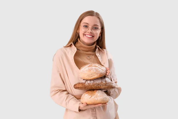 Νεαρή Γυναίκα Καρβέλια Φρέσκο Ψωμί Ανοιχτόχρωμο Φόντο — Φωτογραφία Αρχείου