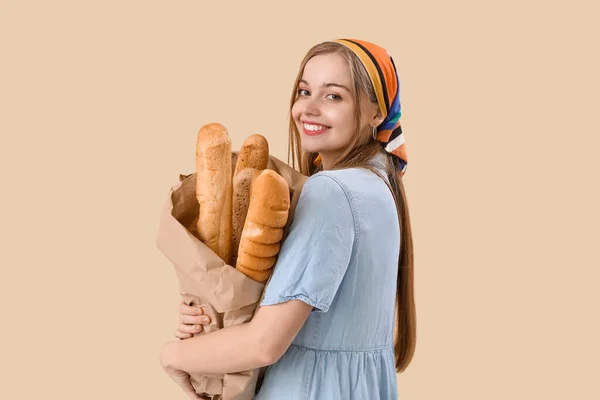 Young Woman Fresh Baguettes Beige Background — Fotografie, imagine de stoc