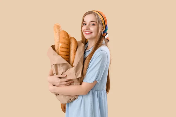 Mujer Joven Con Baguettes Frescas Sobre Fondo Beige —  Fotos de Stock