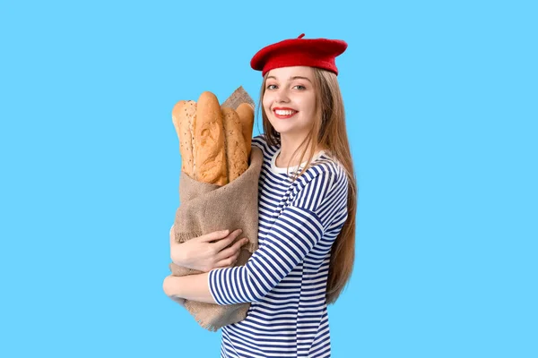 Young Woman Beret Sack Bag Fresh Baguettes Blue Background — 스톡 사진
