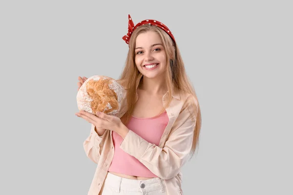 Jonge Vrouw Met Vers Brood Grijze Achtergrond — Stockfoto