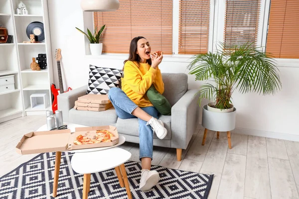 Hermosa Mujer Con Rebanada Pizza Sabrosa Sentado Sofá Casa — Foto de Stock