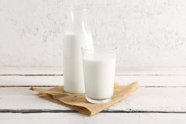 Flasche Und Glas Mit Frischer Milch Auf Hellem Holztisch — Stockfoto