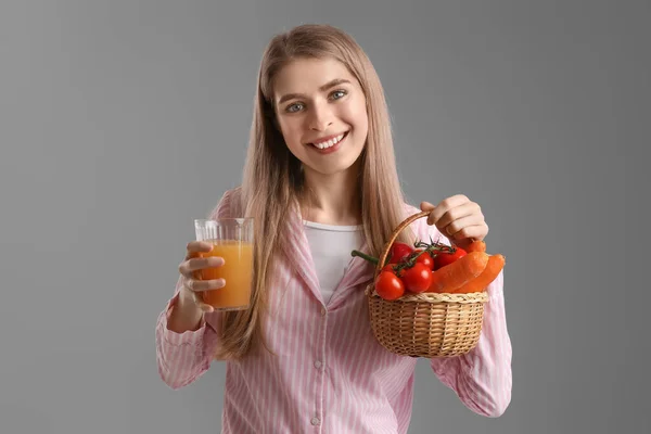 Jonge Vrouw Met Glas Sap Groenten Grijze Achtergrond — Stockfoto