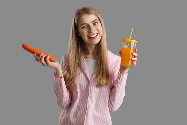 年轻女子 背景灰暗 喝着蔬菜汁和胡萝卜 — 图库照片