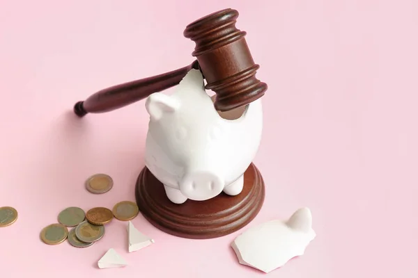 Broken Piggy Bank Dengan Hakim Gavel Dan Uang Latar Belakang — Stok Foto