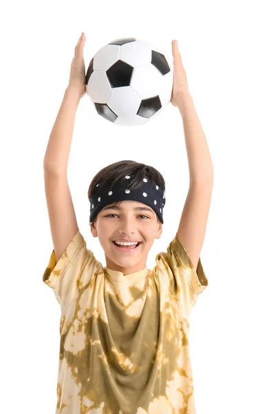 Un niño con una pelota de fútbol sobre un fondo blanco.