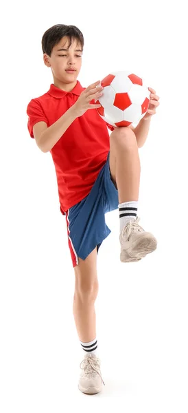白い背景にサッカーボールで遊んでいる男の子 — ストック写真