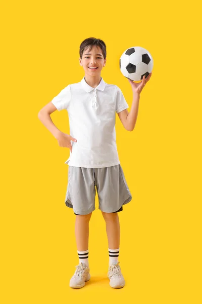 Niño Con Pelota Fútbol Sobre Fondo Amarillo —  Fotos de Stock