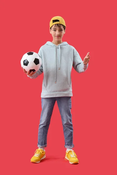 Cool Liten Pojke Med Fotboll Röd Bakgrund — Stockfoto
