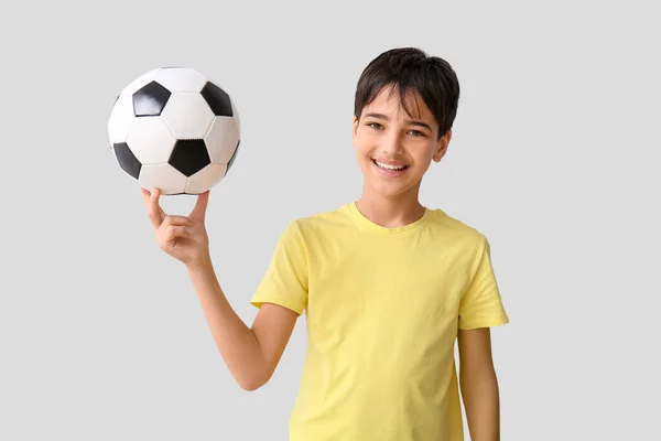 Kleiner Junge Mit Fußball Auf Grauem Hintergrund — Stockfoto