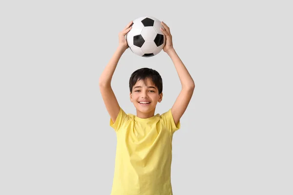 Malý Chlapec Fotbalovým Míčem Šedém Pozadí — Stock fotografie