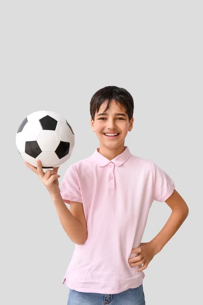 Kleine Jongen Met Voetbal Grijze Achtergrond — Stockfoto