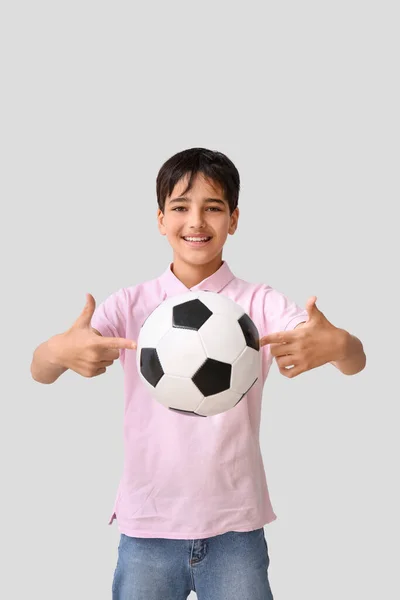Niño Con Pelota Fútbol Sobre Fondo Gris — Foto de Stock