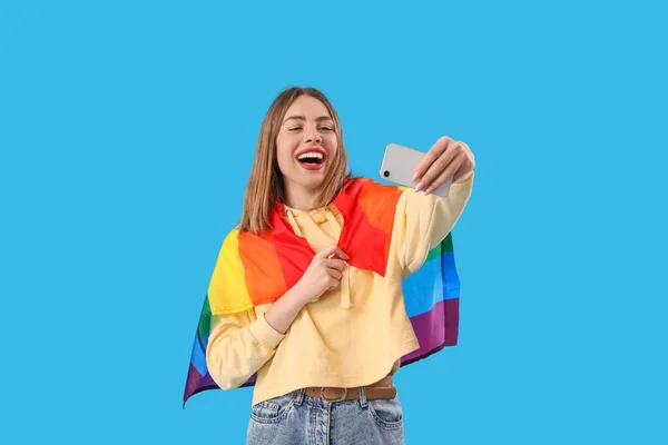 Šťastná Mladá Žena Lgbt Vlajka Přičemž Selfie Modrém Pozadí — Stock fotografie