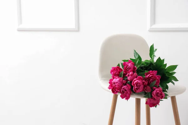 Bouquet Peonies Chair White Wall — Stock Photo, Image