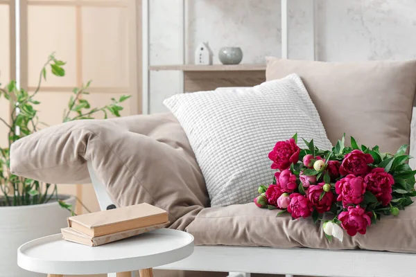 リビングルームのソファに横たわっている牡丹の花束 — ストック写真