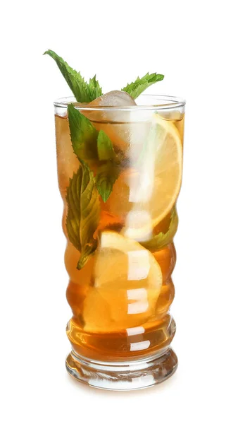 杯与柠檬和薄荷在白色背景上的冰茶 — 图库照片