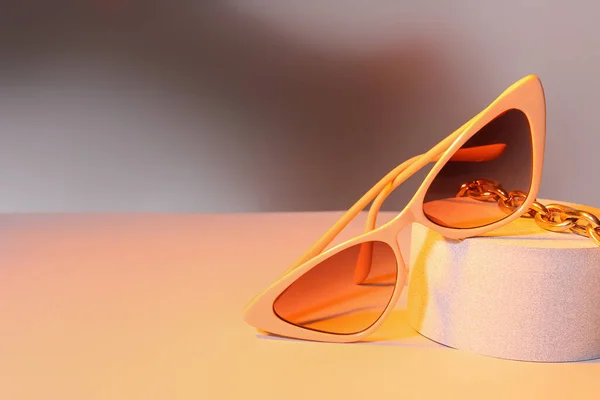 Podium Stylish Sunglasses Chain Bracelet Colorful Background — Stock Photo, Image